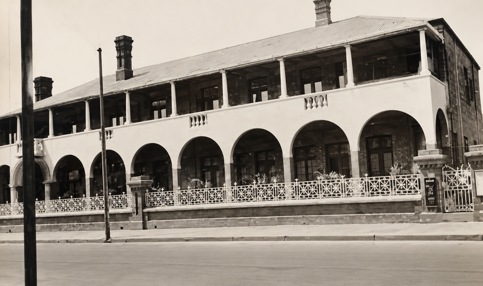 Extended Du Toitspan Road frontage of the Kimberley Club showing the long concrete-arched verandah created during the 1920–22 alterations.