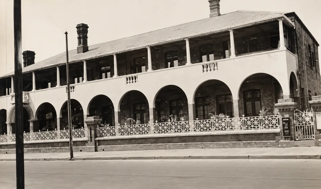 Extended Du Toitspan Road frontage of the Kimberley Club showing the long concrete-arched verandah created during the 1920–22 alterations.