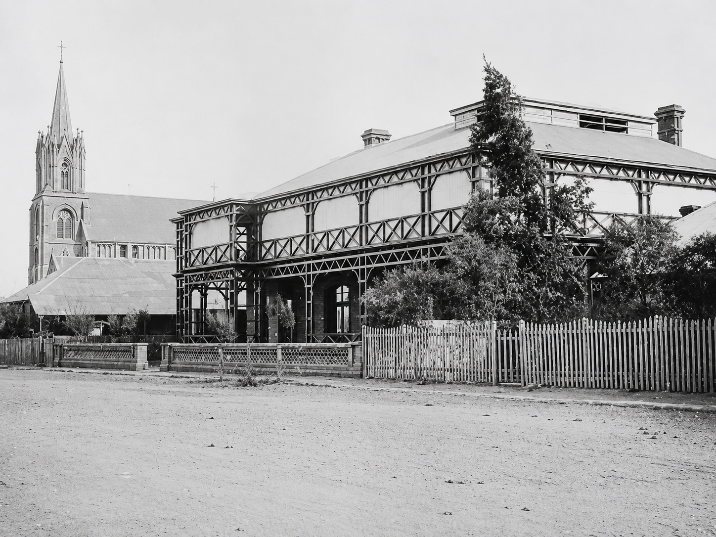 The original Kimberley Club on Du Toitspan Road, Kimberley, 1882–1886, with timber verandahs, raised roof monitor with clerestory windows and horse-hitching rail.