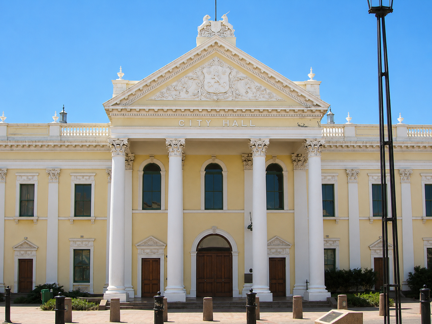 Kimberley City Hall photographed from the front in September 2003, showing its Victorian Corinthian façade and columns.