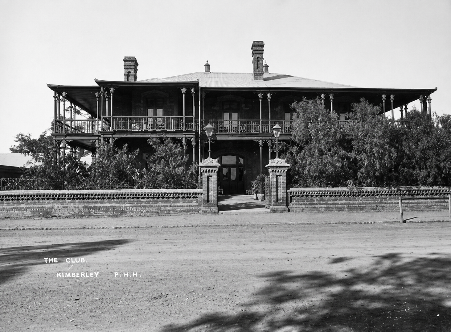 The third Kimberley Club building after its 1896 reconstruction, showing the new roofline, chimneys and Du Toitspan Road frontage designed by Daniel Greatbatch.