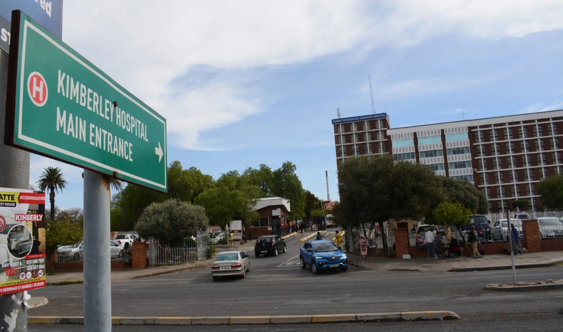 Road sign pointing to Kimberley Hospital