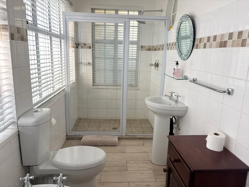 Room 5 en-suite shower at the Solomon Edwardian Guest House