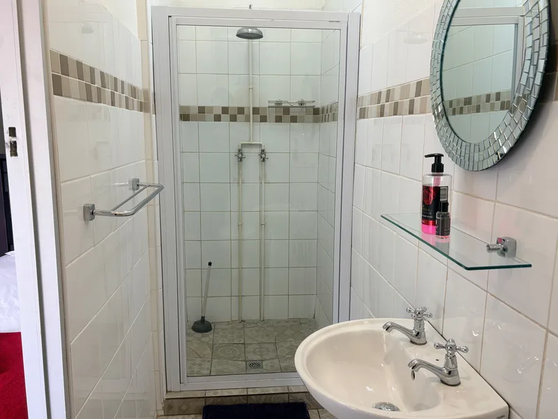 Room 6 en-suite shower at the Solomon Edwardian Guest House
