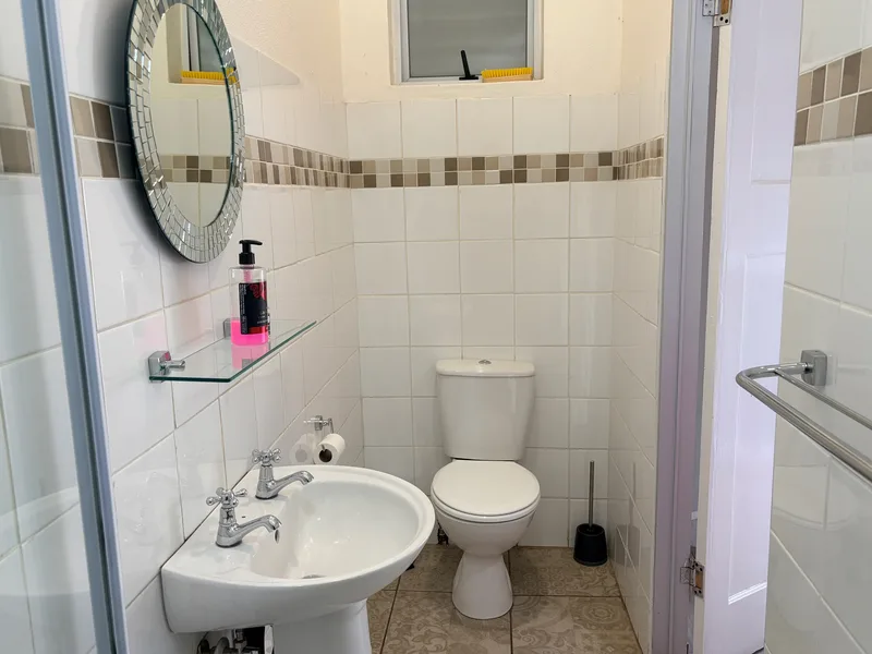 Room 6 en-suite wc at the Solomon Edwardian Guest House