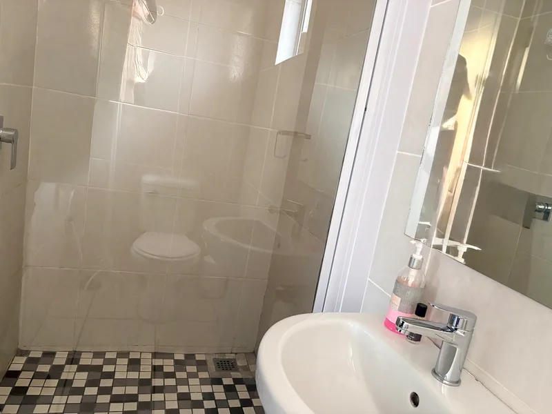 Rooms 7 en-suite shower at the Solomon Edwardian Guest House