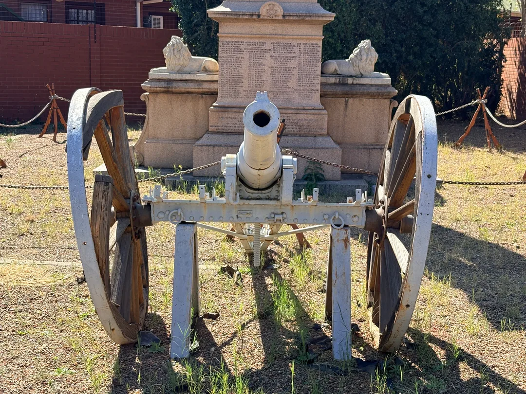 A restored field gun stands before the Cape Police Memorial. The monument honours members of the Cape Police who died during the South African War (1899–1902).