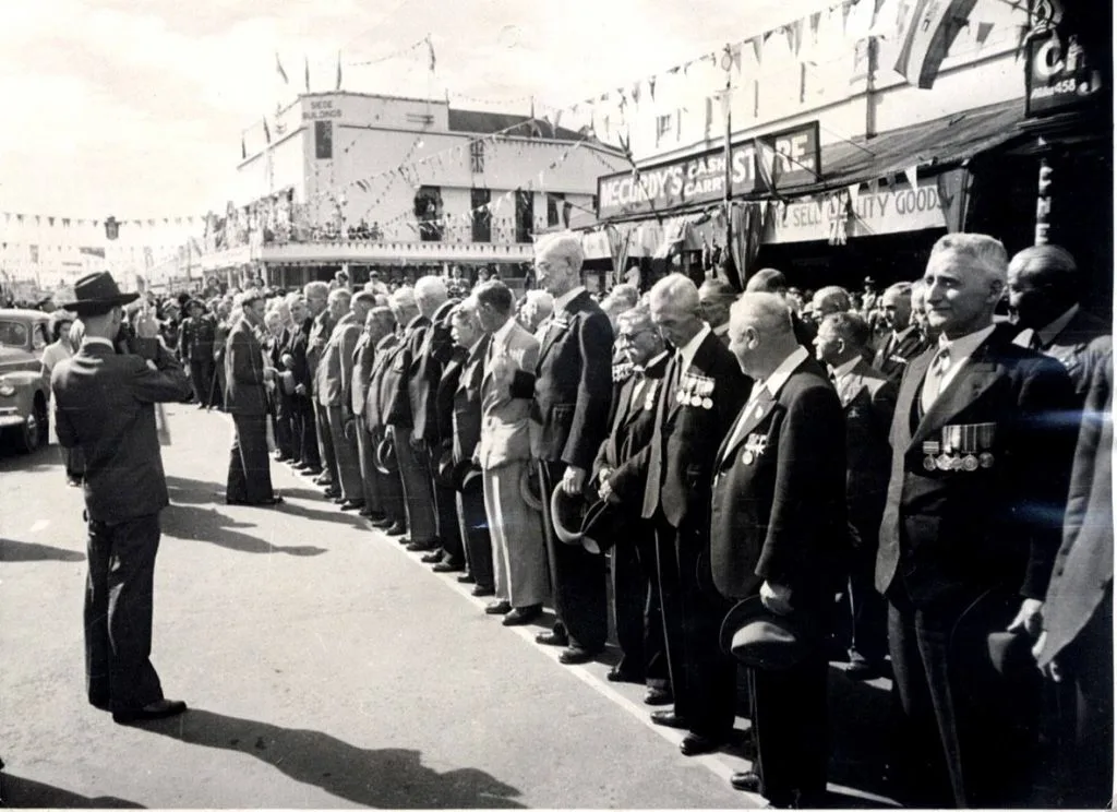 Ex-servicemen lined up on Market Square in front of Kimberley City Hall during the 1947 royal visit.