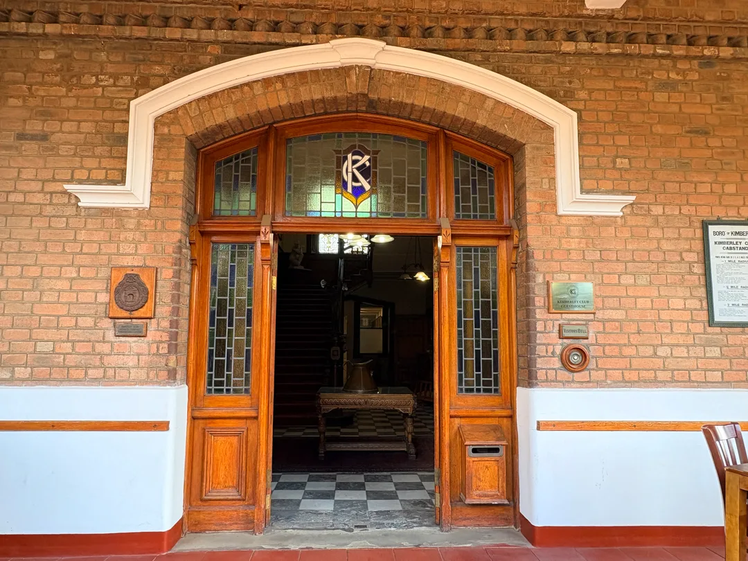 Main entrance to the Kimberley Club on Du Toitspan Road.