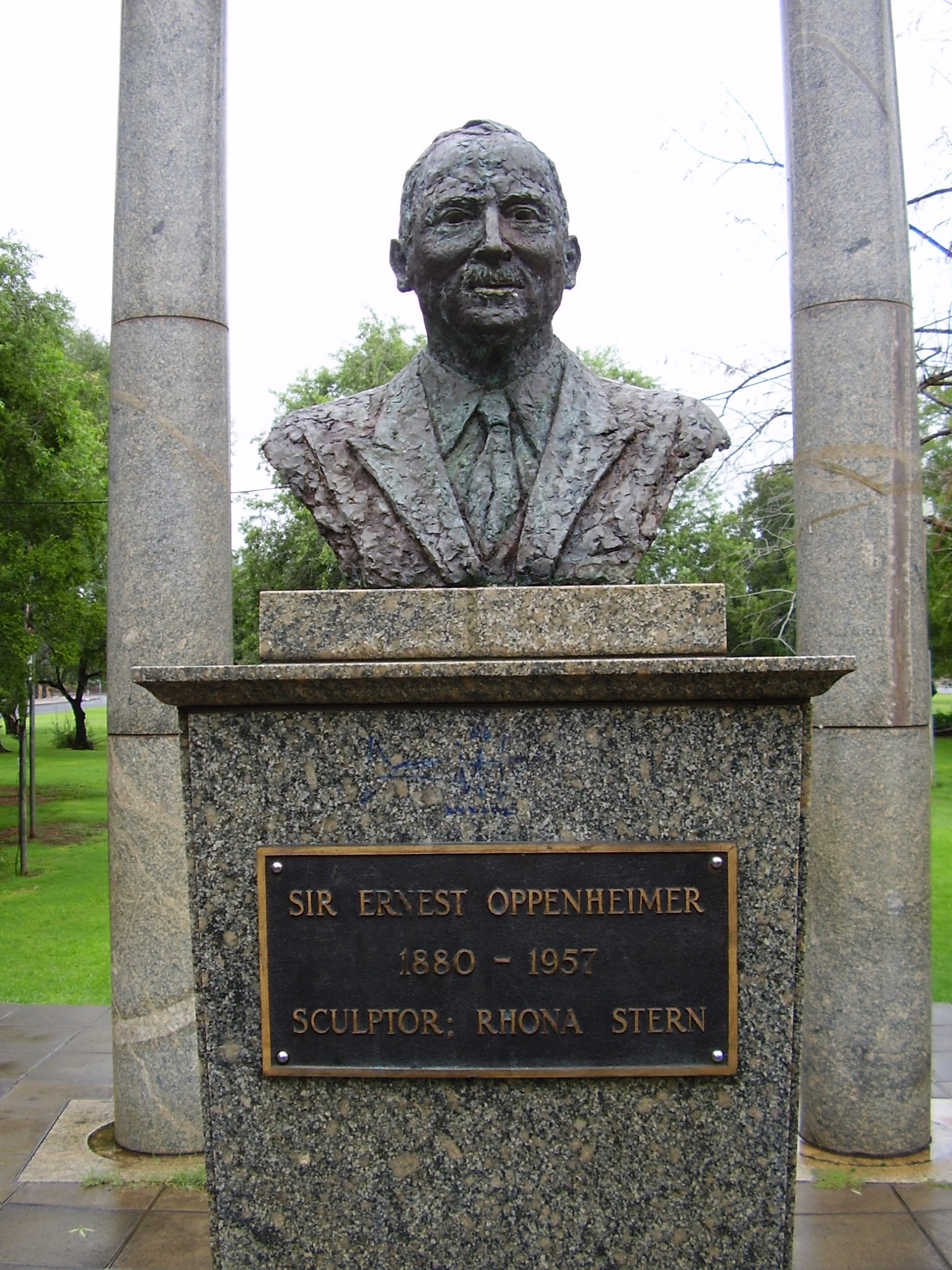Bust of Sir Ernest, standing on a marble colonnade